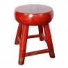 Červená stolička z masivního dřeva